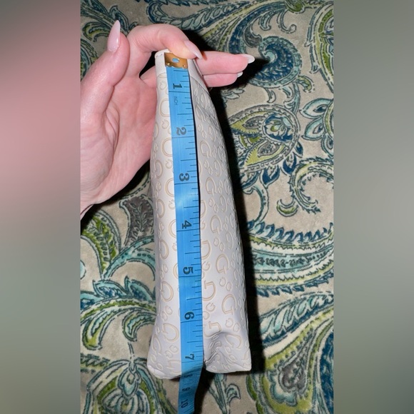 Guess Basira **New** with tag, Travel Bag - Picture 3 of 5